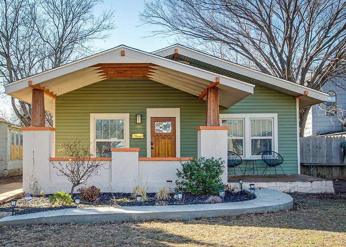 Chic Lawton Home, 5 Mins To Fort Sill!