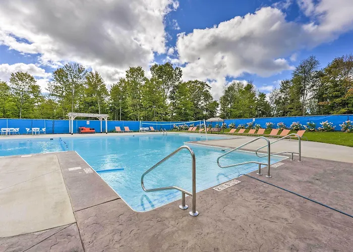 Cozy Cabin: Community Pool & Lakefront Beach!