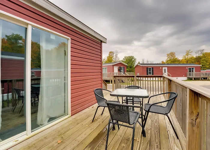 Cozy Cabin: Community Pool & Lakefront Beach!