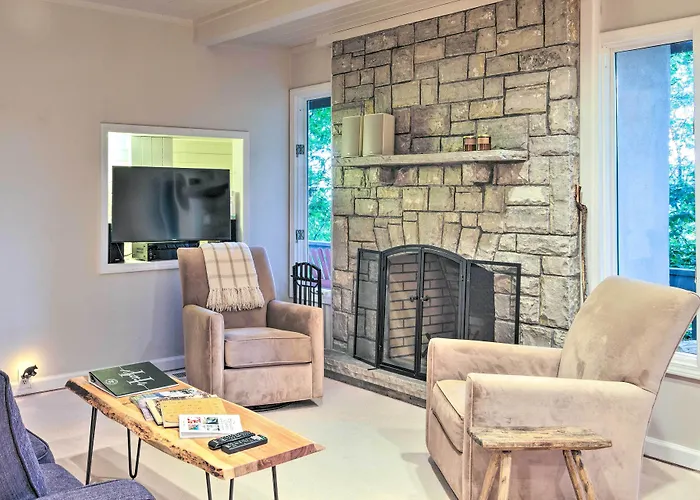 Highlands Home W/ Fireplace, Views, & Trails!