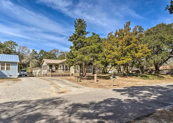 Oak Island Getaway W/ Yard - Walk To Beach!