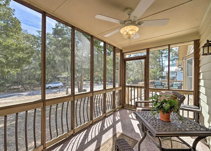 Oak Island Getaway W/ Yard - Walk To Beach!
