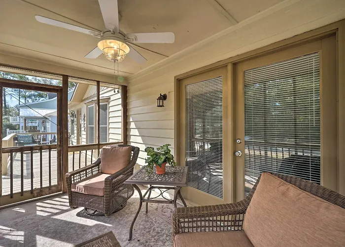 Oak Island Getaway W/ Yard - Walk To Beach!