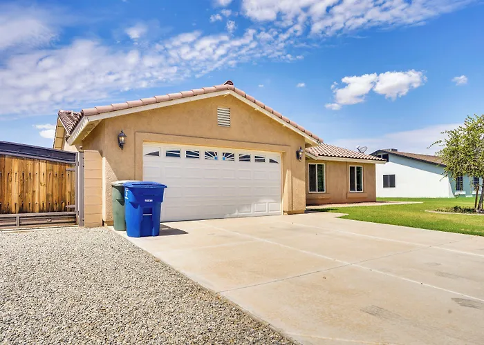 Yuma Family Home W/ Covered Patio + Grill!