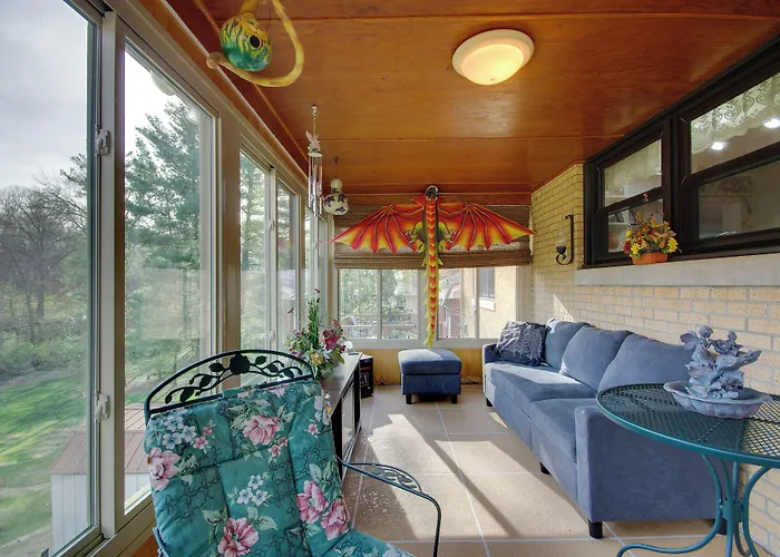 Charming Jefferson City Home: 2 Mi To Downtown!