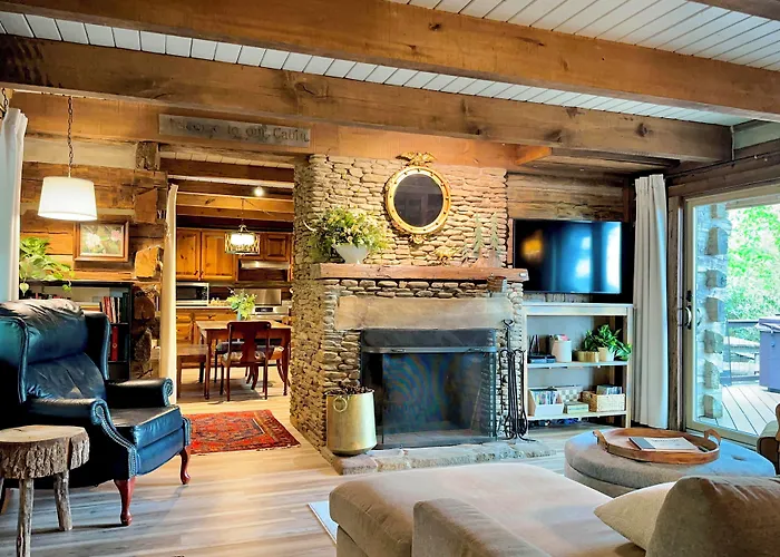 Cabin Near Boone W/ Hot Tub & Mountain Views
