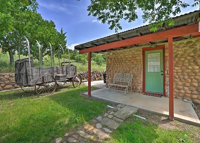 Charming Hilltop Cottage In Medicine Park!