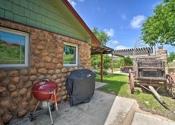 Charming Hilltop Cottage In Medicine Park!