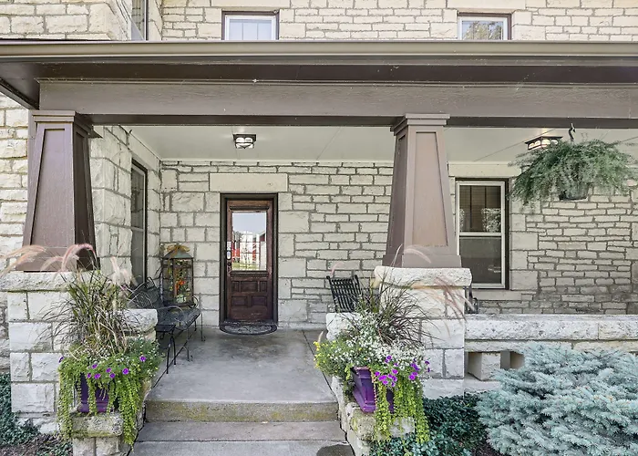 Pet-Friendly Home: Grill & Fire Pit In Manhattan