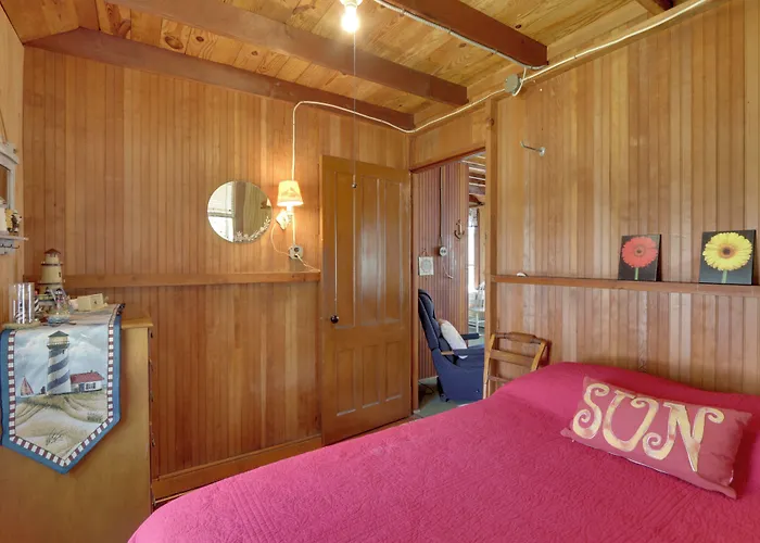'Grandma'S Cottage' W/ Sunroom: Walk To Beach