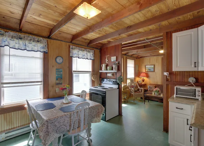 'Grandma'S Cottage' W/ Sunroom: Walk To Beach