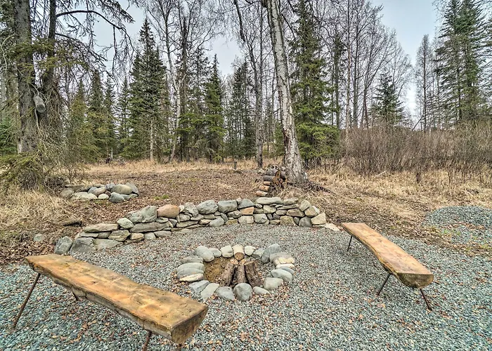 Cozy Downtown Soldotna Cabin: Dogs Welcome!