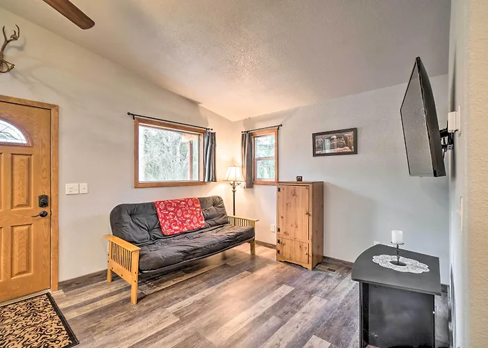 Cozy Downtown Soldotna Cabin: Dogs Welcome!