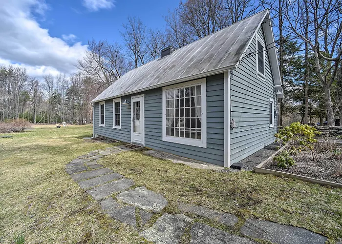 Charming Cottage W/ Yard - 2 Mi To Tinker St!