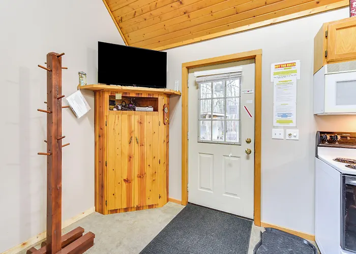 Cozy Birchwood Retreat On Utv Trail W/ Hot Tub!