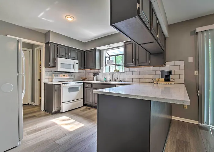 Modern Townhome W/ Fireplace: Near Stoll Park