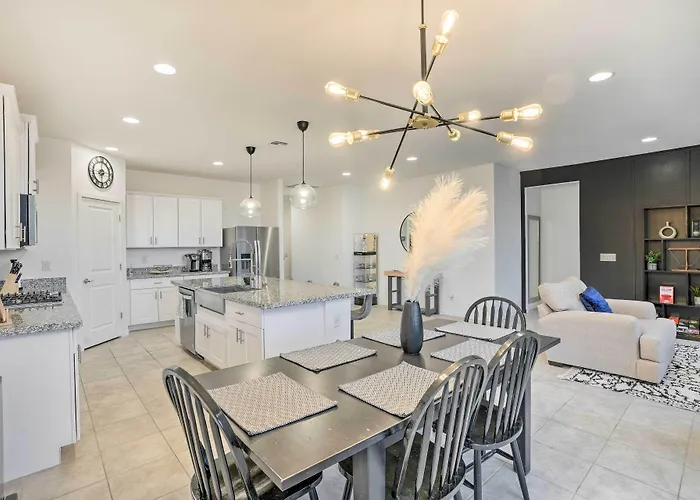 Hot Tub, Putting Green! New-Build Glendale Home