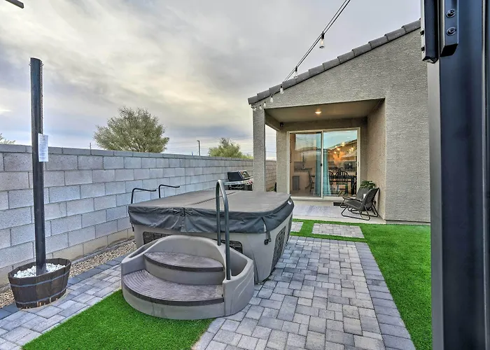 Hot Tub, Putting Green! New-Build Glendale Home