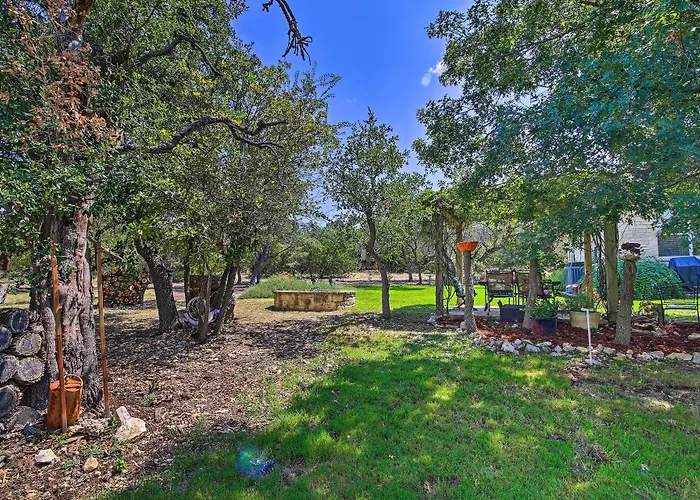 Cozy Texas Retreat W/ Patio, Grill & Fire Pit!