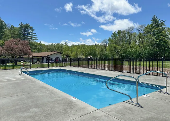 Glen Condo W/ Mountain Views: Walk To Story Land