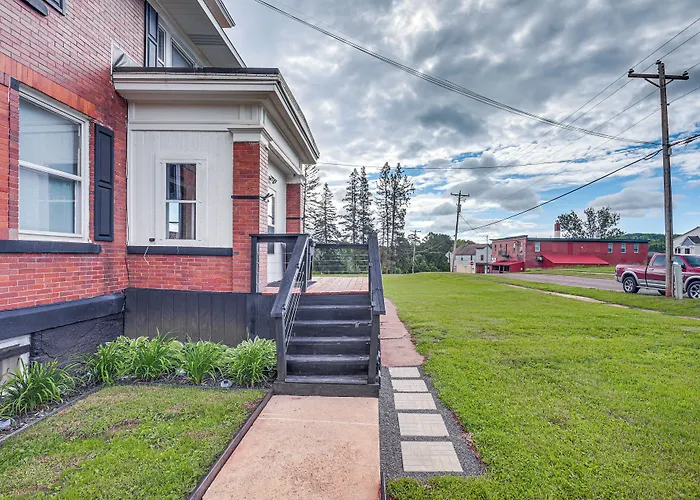 Spacious Home In Ramsay: 9 Smart Tvs + Pool Table!
