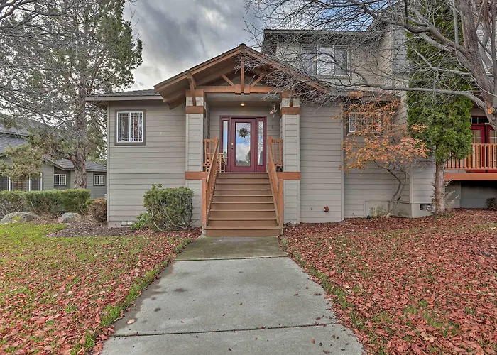 Idyllic Redmond Townhome W/ Furnished Deck!