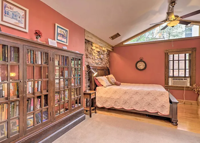 Historic Manitou Springs Victorian: Walk Downtown!