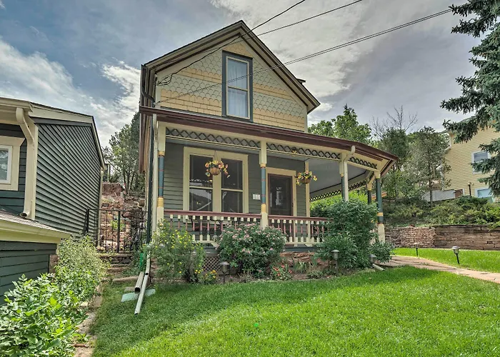 Historic Manitou Springs Victorian: Walk Downtown!