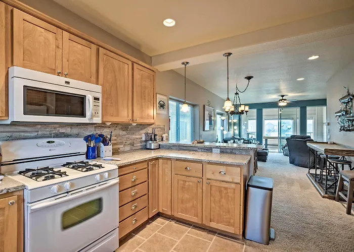 Gold Beach Townhome With Ocean Views & Sunroom!