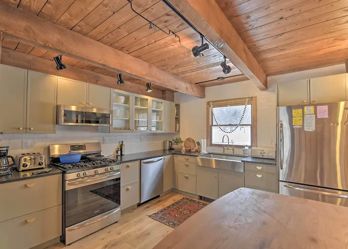 Upscale Montgomery Cabin, Near Jay Peak Resort!