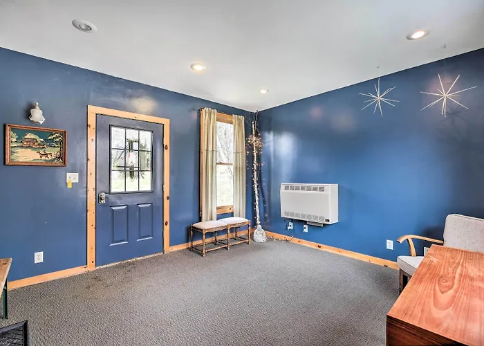 Upscale Montgomery Cabin, Near Jay Peak Resort!