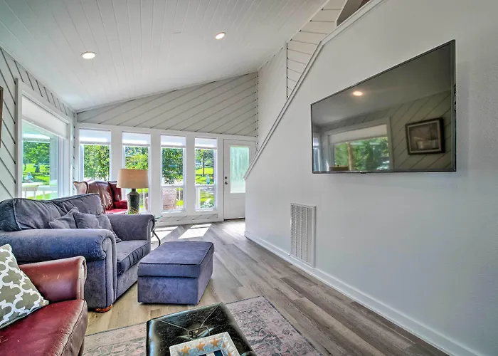 Bright Home W/ Dock On Lake Conroe!