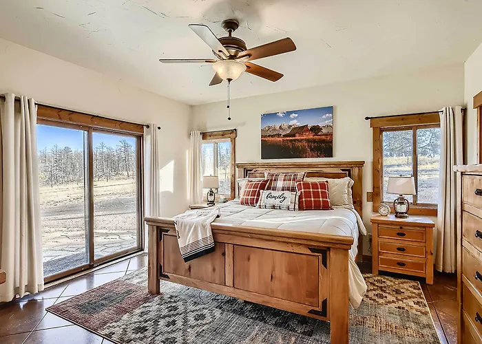 Idyllic Florissant Cabin W/ Patio & Hot Tub!