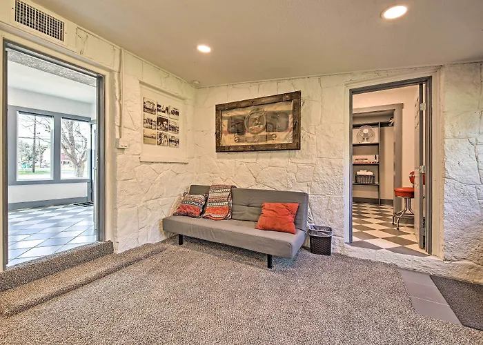Retro Updated Blanco Abode - Steps To Main Street!
