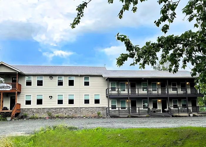 Alaska Lake + Lodge At Longmere