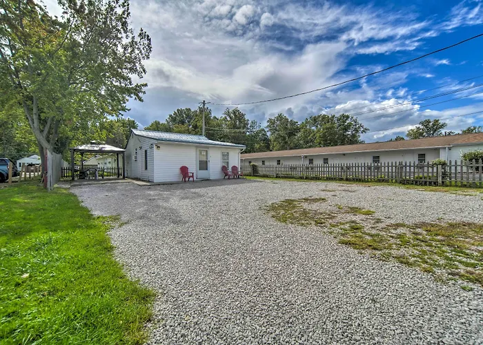 Geneva-On-The-Lake Cottage W/ Patio: Walk To Shore