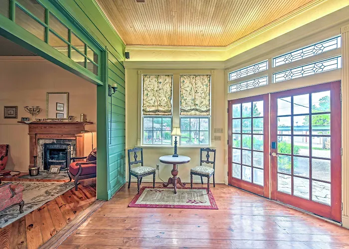 The Lilly House: Historic Glen Rose Home W/ Porch!