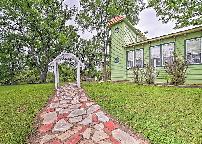 The Lilly House: Historic Glen Rose Home W/ Porch!