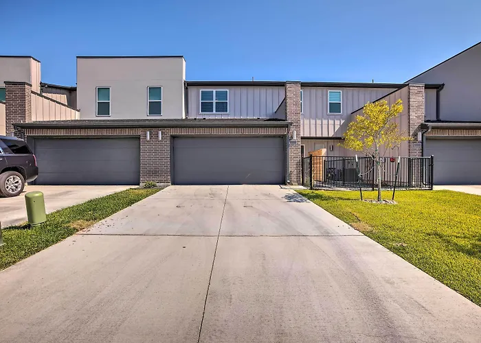 College Station Townhome W/ Furnished Patio!