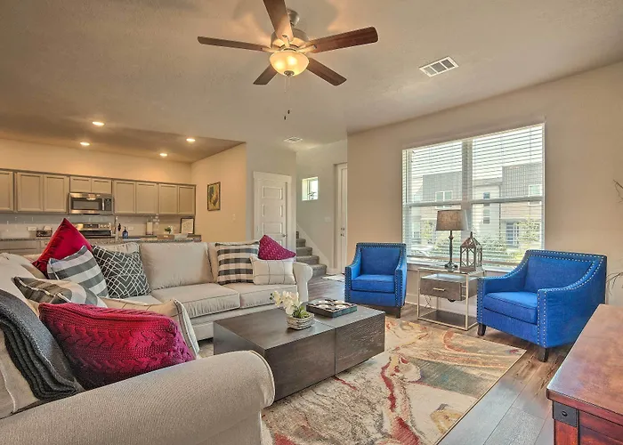 College Station Townhome W/ Furnished Patio!
