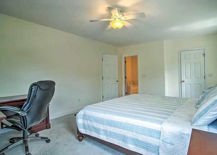 Marion Home W/ Private Deck < 1 Mi From Beach