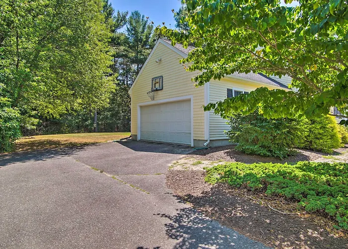 Marion Home W/ Private Deck < 1 Mi From Beach
