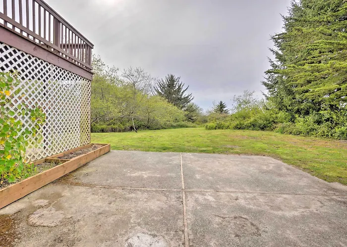 Bungalow W/ Wraparound Deck - 8 Mi To Brookings