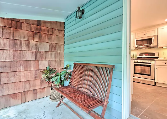 Charming Abode W/ Patio - Walk To Town + River!