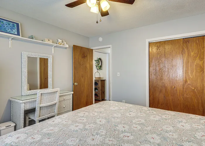 Oak Island Home W/ Fenced Yard, Walk To Long Beach