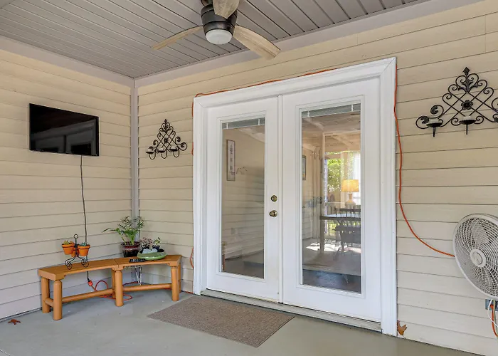 Oak Island Home W/ Fenced Yard, Walk To Long Beach