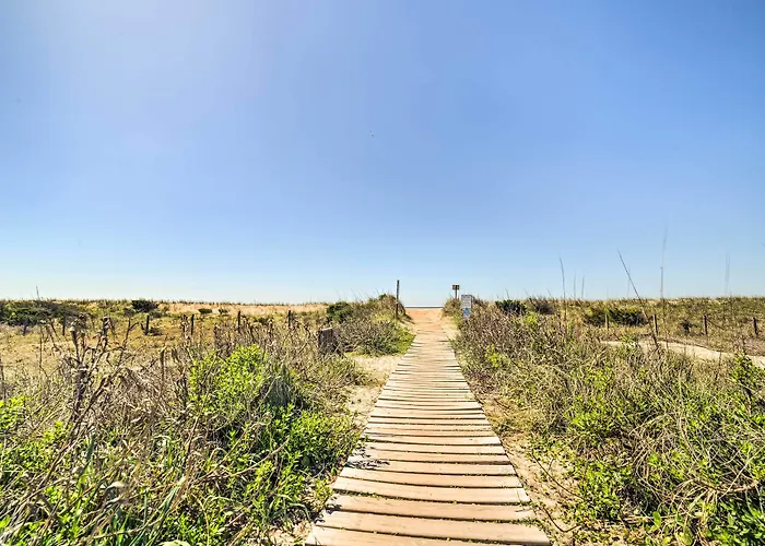 Oak Island Home W/ Fenced Yard, Walk To Long Beach
