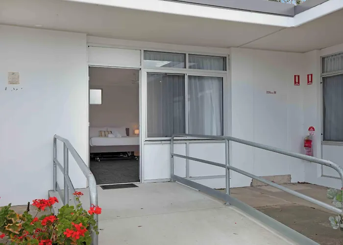 Hive Hotel, Moruya