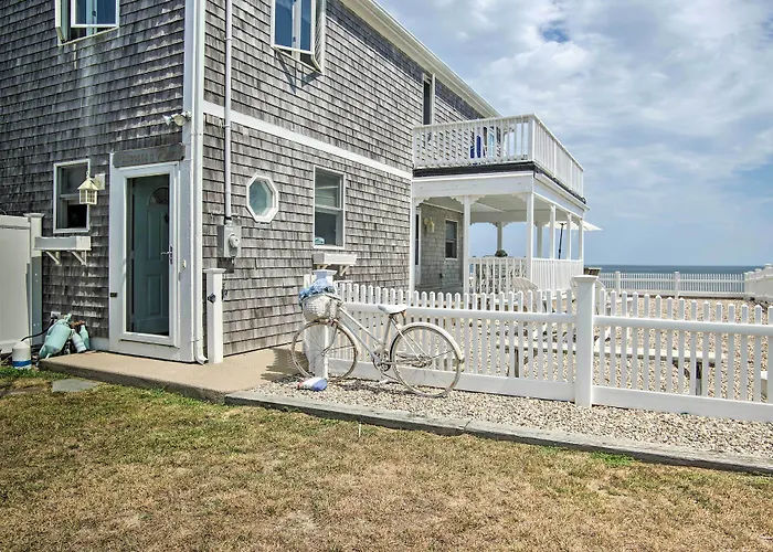 2 Decks + Beach Access: Oceanfront Getaway!