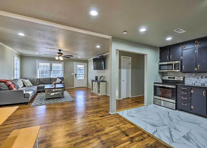 Fayetteville Vacation Rental - 2 Mi To Dtwn!
